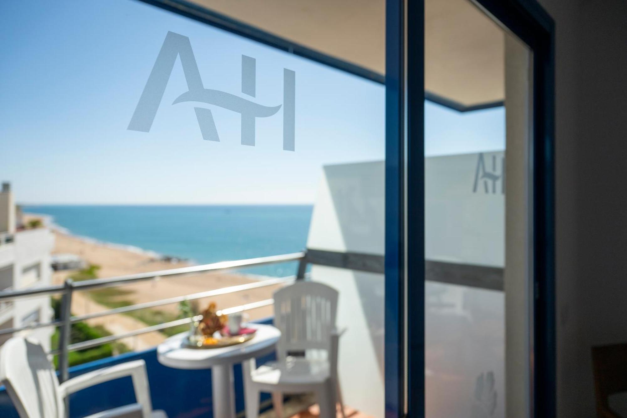 Hotel Tahití Playa Santa Susanna Bagian luar foto