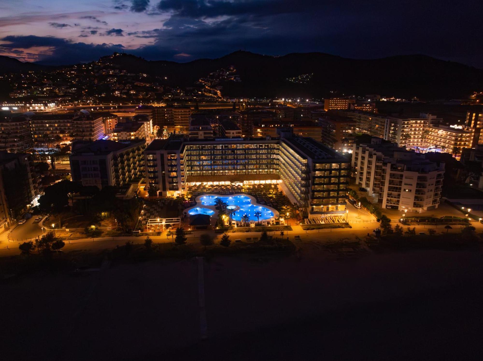 Hotel Tahití Playa Santa Susanna Bagian luar foto