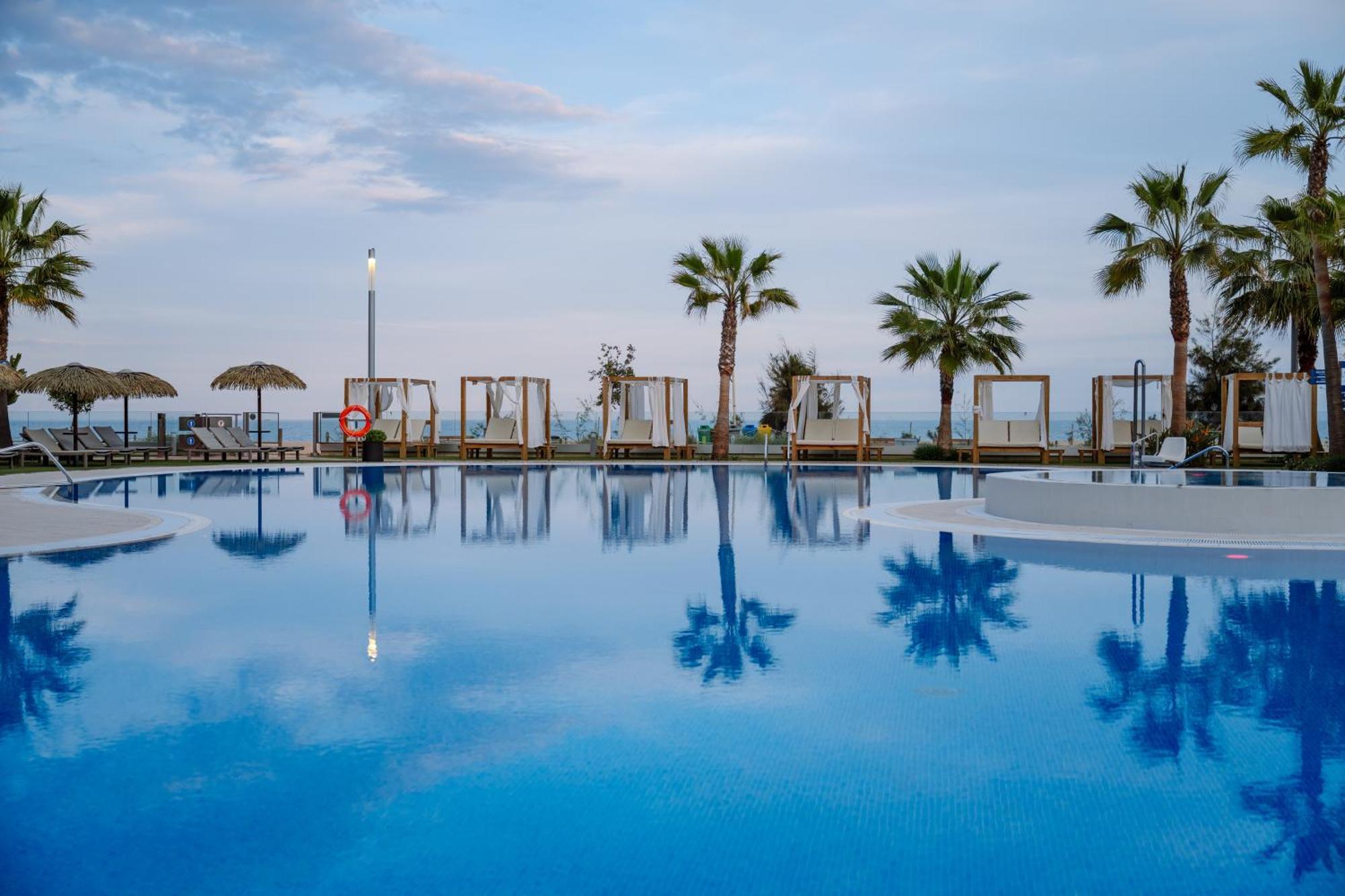 Hotel Tahití Playa Santa Susanna Bagian luar foto