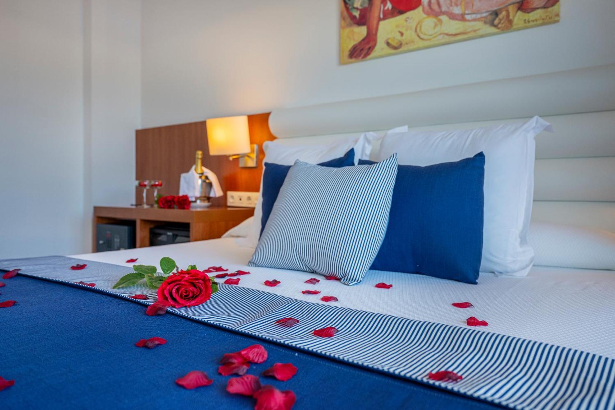 Hotel Tahití Playa Santa Susanna Bagian luar foto