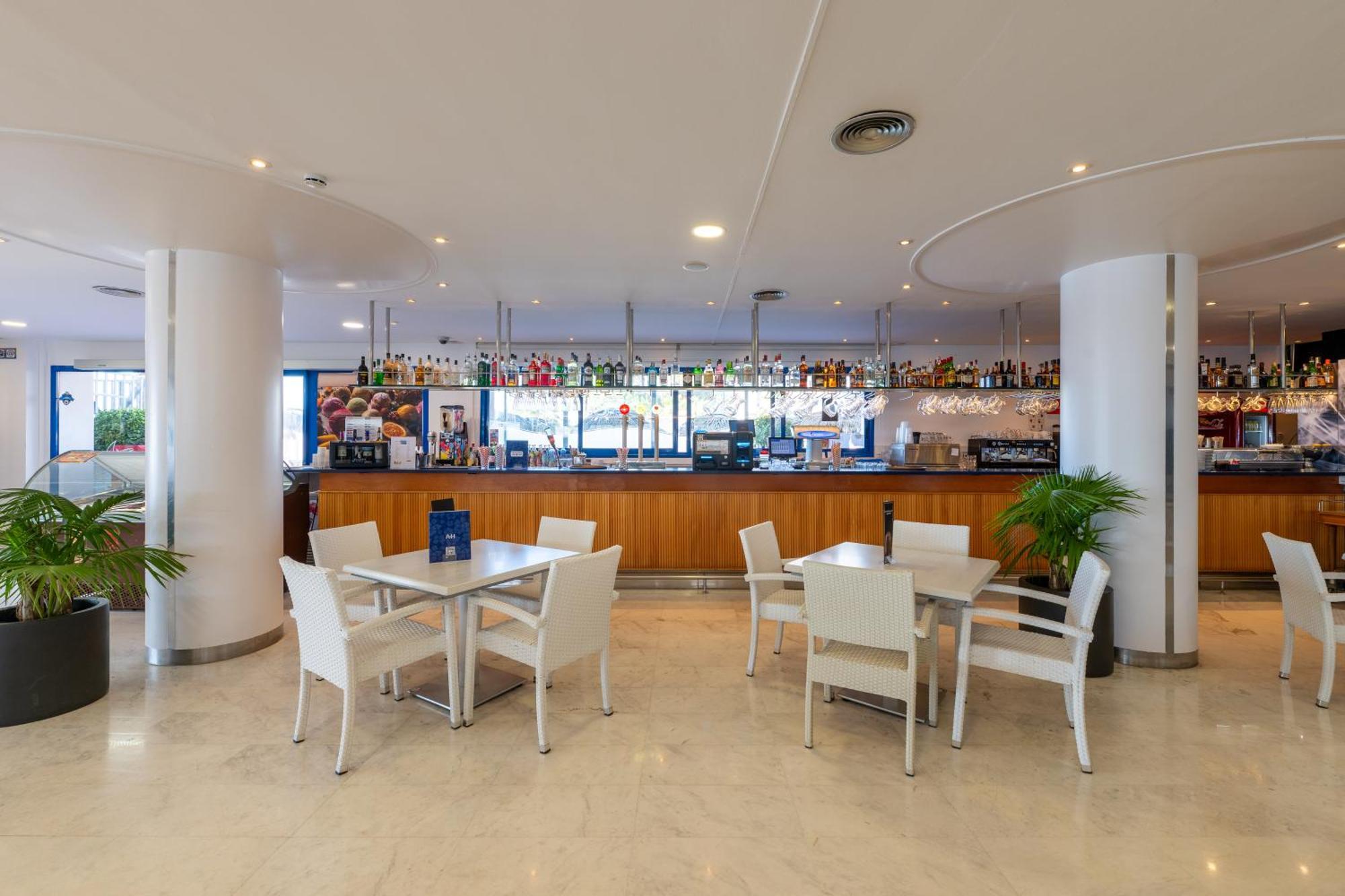 Hotel Tahití Playa Santa Susanna Bagian luar foto