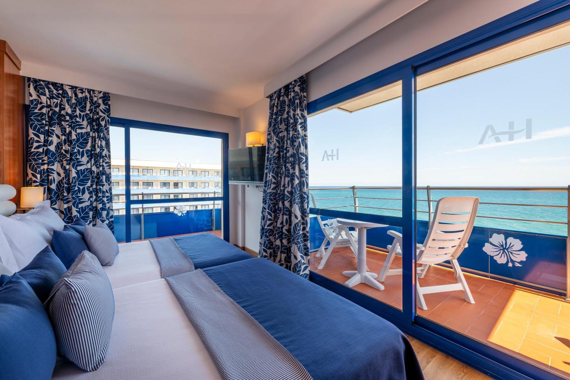 Hotel Tahití Playa Santa Susanna Bagian luar foto