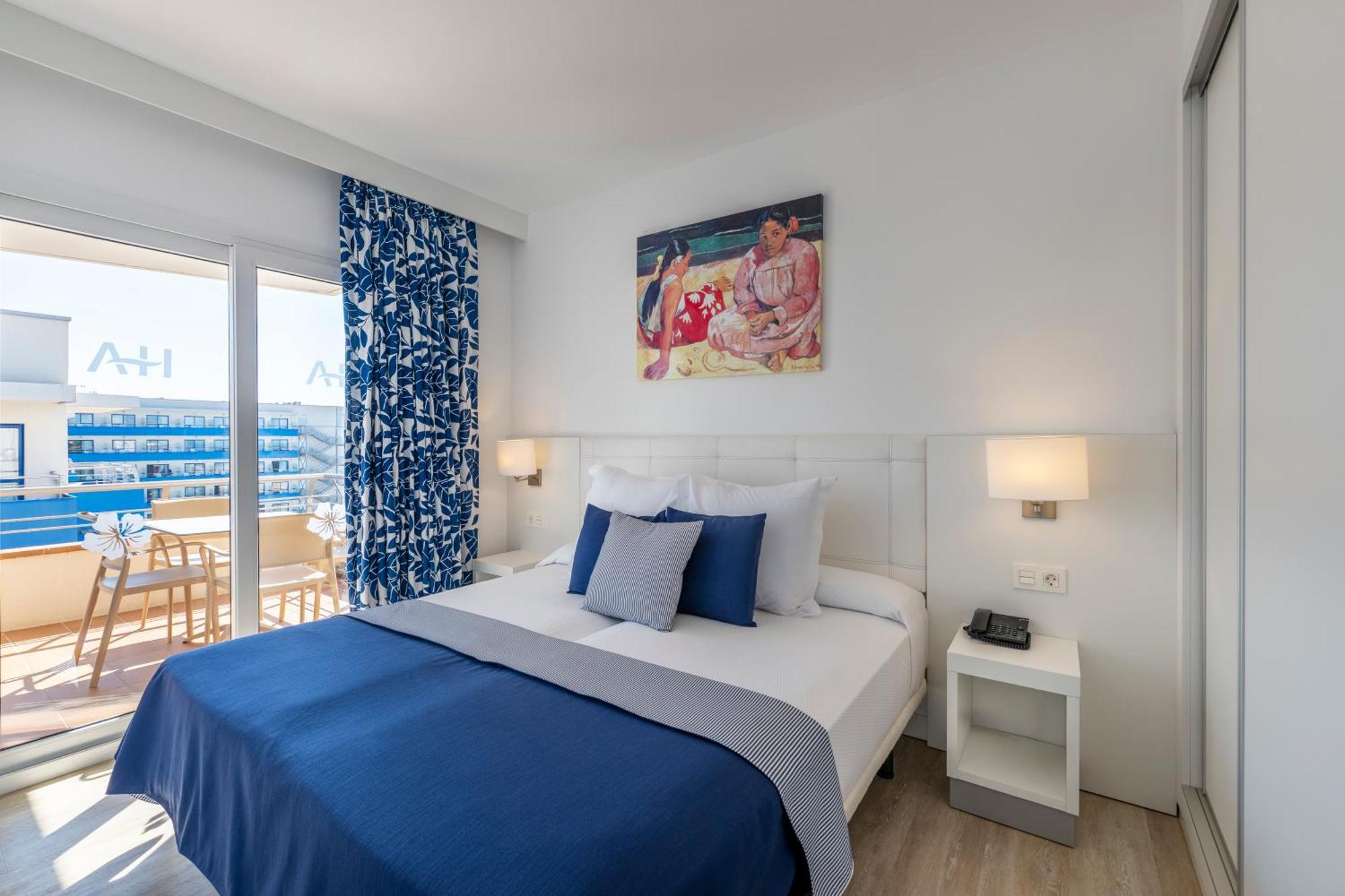 Hotel Tahití Playa Santa Susanna Bagian luar foto