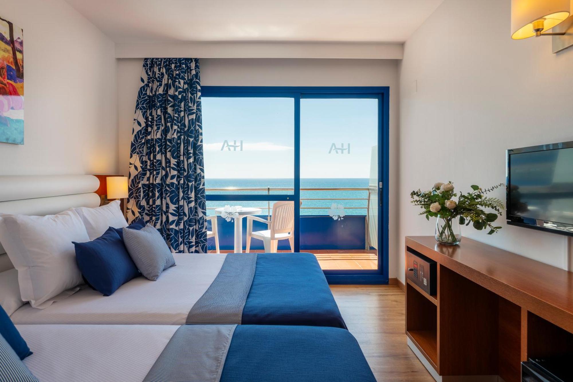 Hotel Tahití Playa Santa Susanna Bagian luar foto