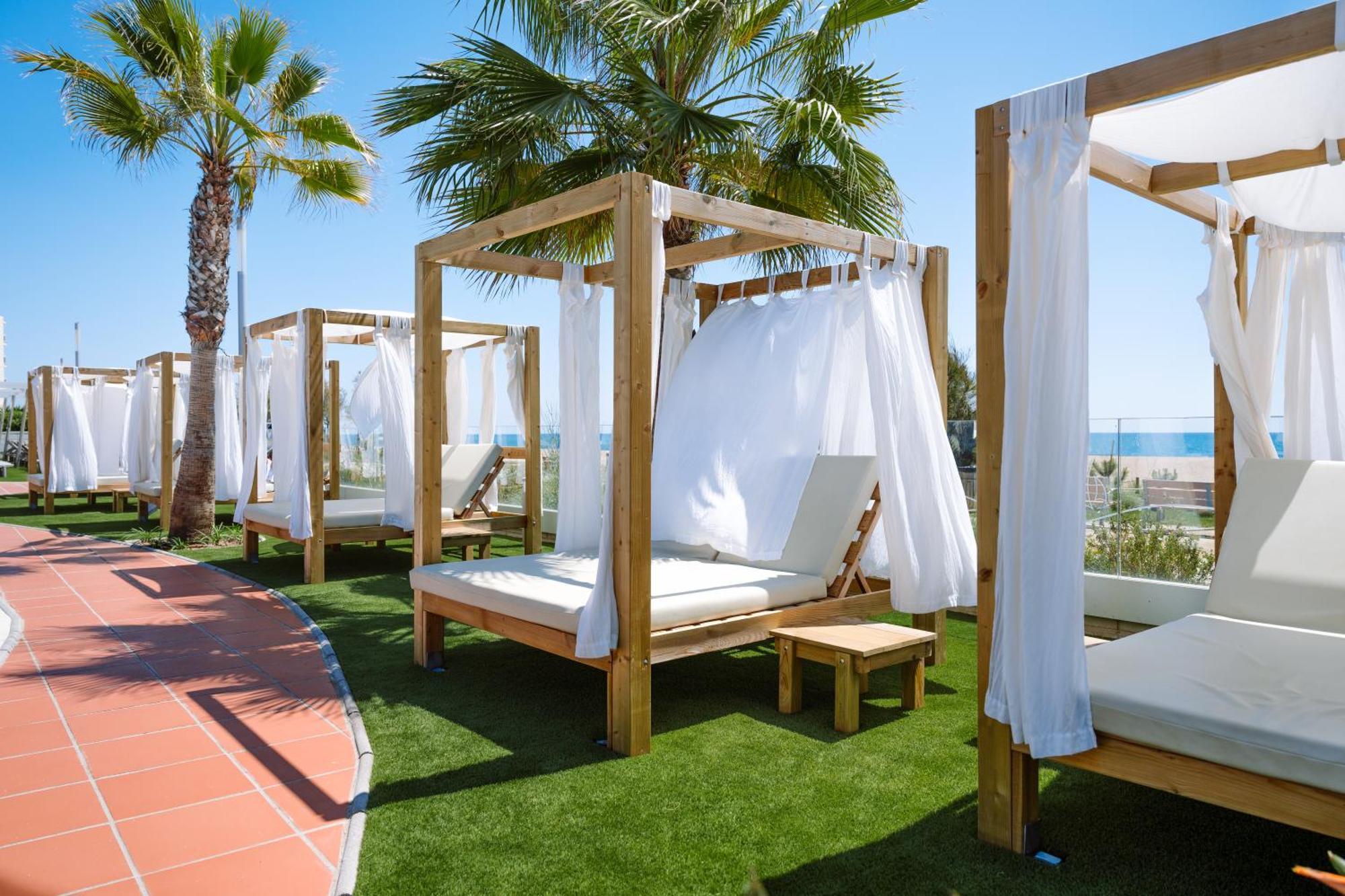 Hotel Tahití Playa Santa Susanna Bagian luar foto